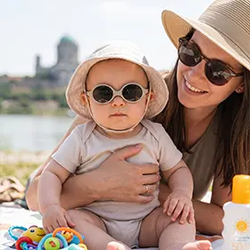 Mikor kezdjen a baba napszemüveget hordani?